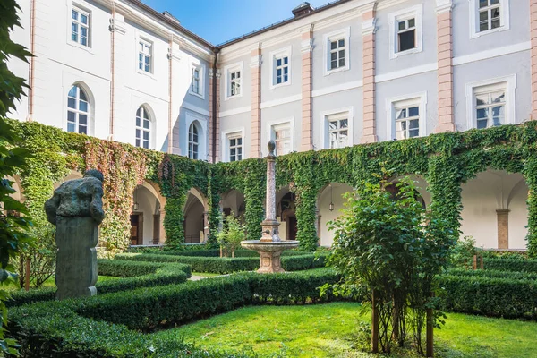 Innsbruck Austria Octubre 2018 Vista Del Claustro Hofkirche Jardín — Foto de Stock