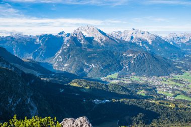 Bavyera Alpleri ve Kehlstein Zirvesi 'nin tepesindeki Berchtesgaden kasabasının güzel manzarası - Berchtesgaden, Almanya