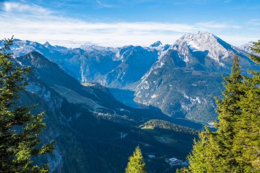 Bavyera Alpleri ve Kehlstein Zirvesi 'nin tepesindeki Berchtesgaden kasabasının güzel manzarası - Berchtesgaden, Almanya