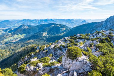 Bavyera Alpleri ve Kehlstein Zirvesi 'nin tepesindeki Berchtesgaden kasabasının güzel manzarası - Berchtesgaden, Almanya