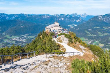 Kehlsteinhaus (Kartal Yuvası), Almanya 'nın Berchtesgaden şehrinde Kehlstein Zirvesi' nin tepesinde inşa edilen Üçüncü Reich döneminden kalma bir bina.