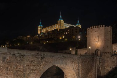 Geceleyin Alcantara Köprüsü ve Toledo Alcazar manzarası - Toledo İspanya