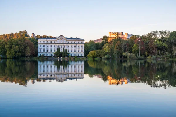 Hermosos Colores Atardecer Lago Leopoldskroner Weiher Con Palacio Leopoldskron Fortaleza — Foto de Stock