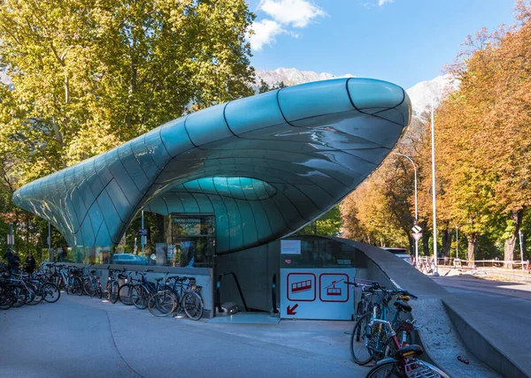 Innsbruck, Avusturya, Ekim 2018 - Innsbruck 'ta modern bir teleferik istasyonu olan Nordkette Cable Car manzarası