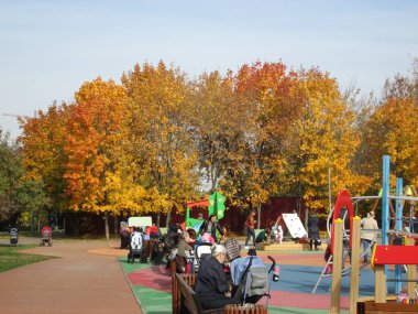 Çocuklar sonbaharda parkta oynar güneşli bir günde