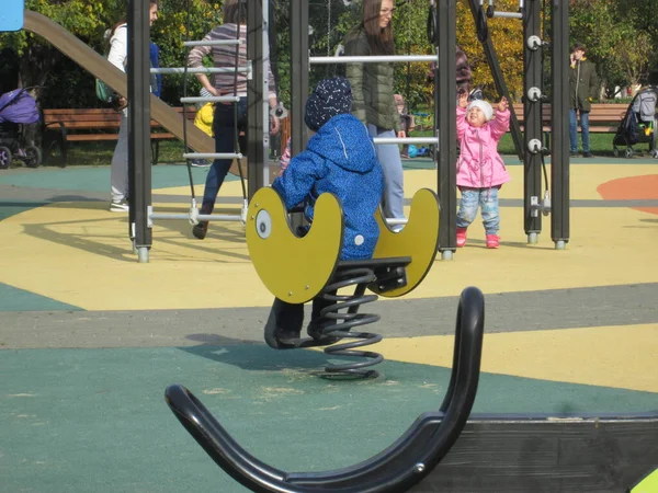 子供たちは晴れた日に公園の秋に遊び — ストック写真