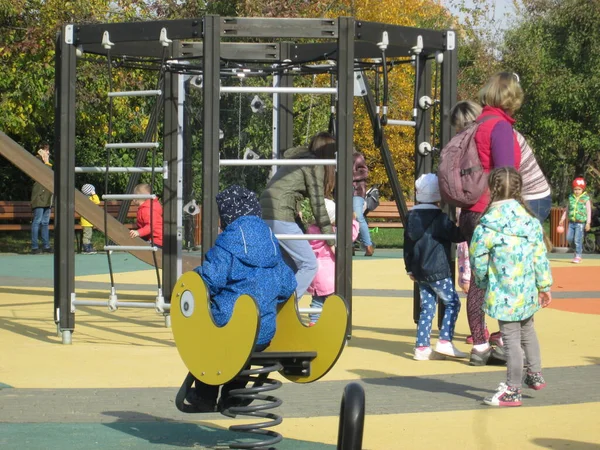 子供たちは晴れた日に公園の秋に遊び — ストック写真