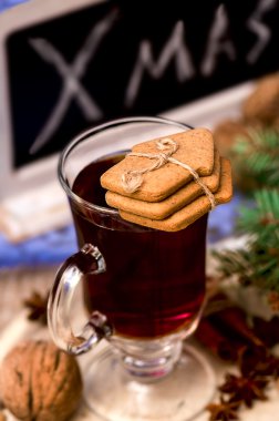 Gingerbread çerezleri ve mulled şarap