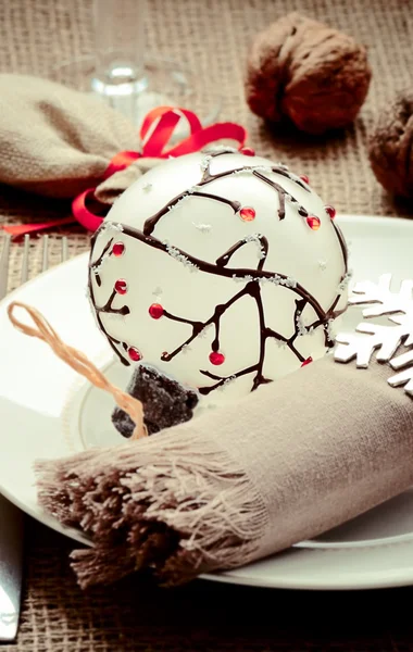 Новогоднее украшение стола с грецкими орехами — стоковое фото