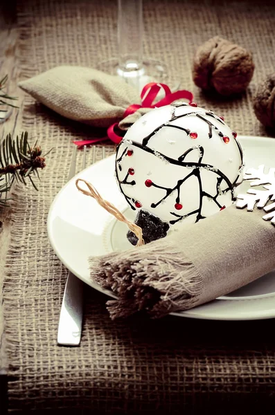 Kerstmis en Nieuwjaar tafeldecoratie met walnoten — Stockfoto