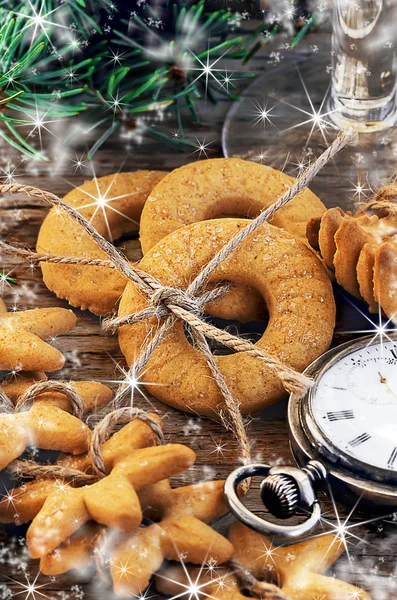 Gingerbread christmas cookies and vintage swiss watch — Stock Photo, Image