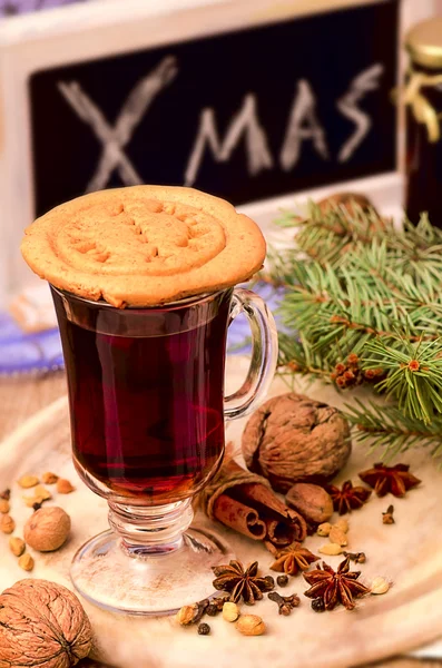 Gingerbread cookies and mulled wine — Stock Photo, Image