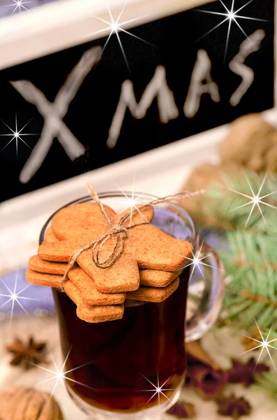 Gingerbread cookies and mulled wine — Stock Photo, Image