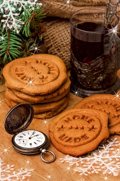 Gingerbread christmas cookies, vintage swiss watch, tea — Stock Photo, Image