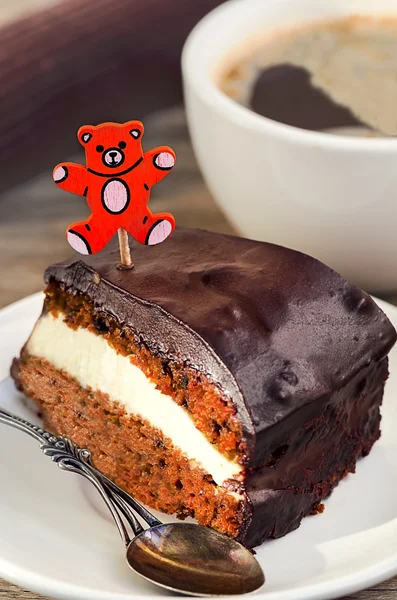 Carrot cake with coffee and teddy bear pick — Stock Photo, Image