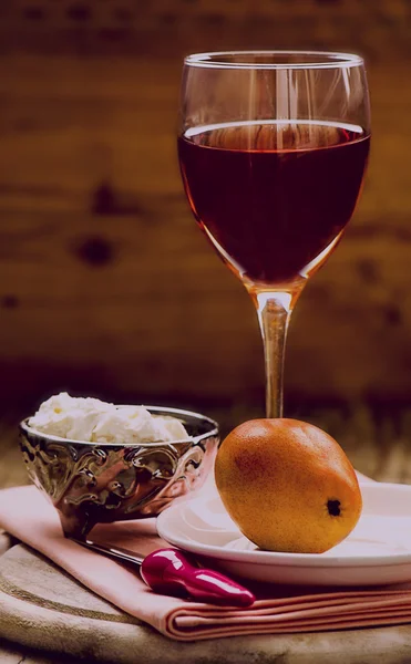 Queijo de cabra, pêra e vinho rosa — Fotografia de Stock