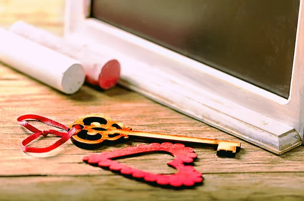 Valentinstag Dekoration: Herz und Schlüssel, Tafel und Kreide — Stockfoto