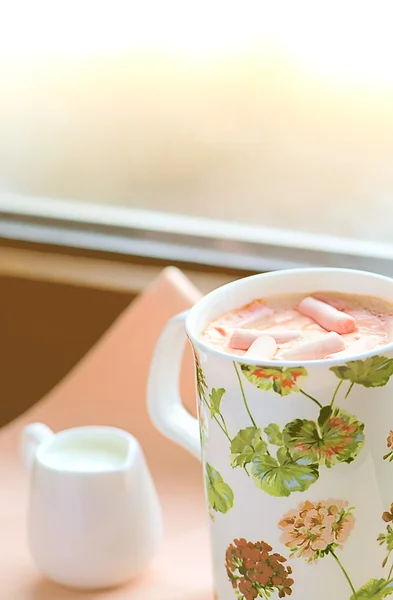 Koffie met melk en marshmallows — Stockfoto