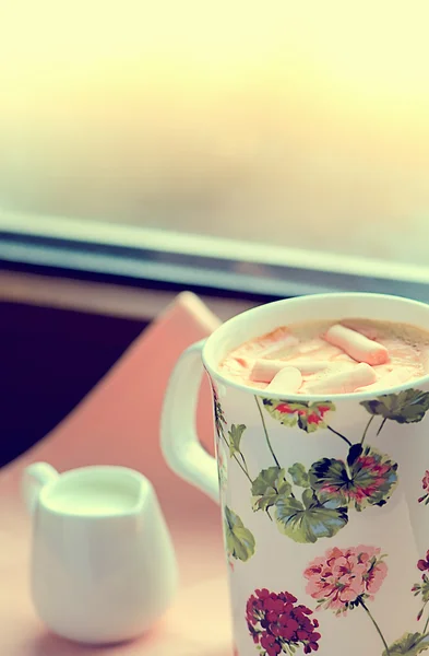 Coffee with milk and marshmallows — Stock Photo, Image