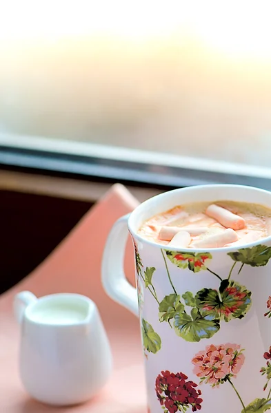 Koffie met melk en marshmallows — Stockfoto