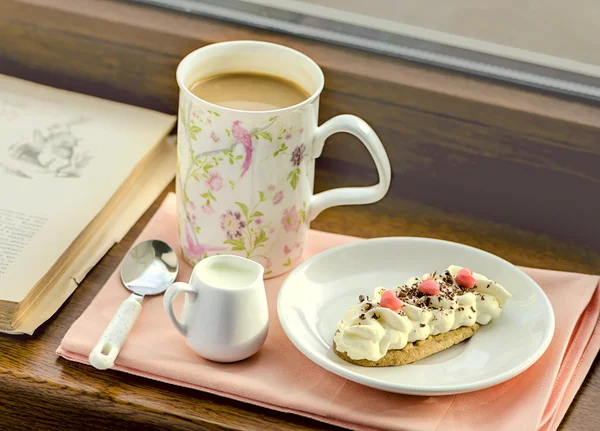 Kaffee mit Milch und Kuchen mit Herzen dekoriert — Stockfoto