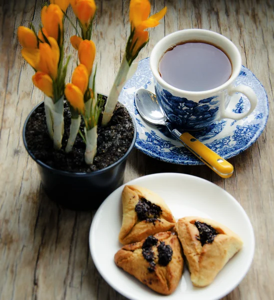 Tea, pastry and crocus — Stock Photo, Image