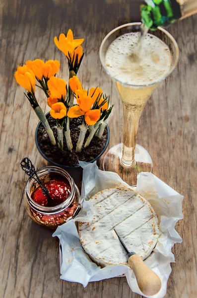 卡门培尔奶酪、 柑桔果酱、 香槟 — 图库照片
