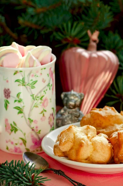 Choux Gebäck mit Weichkäse und Rosinenfüllung (ukrainisches traditionelles Gebäck mryya), heiße Schokolade mit Marshmallows serviert auf dem Tisch mit Weihnachts- und Neujahrsdekoration auf dem Hintergrund — Stockfoto