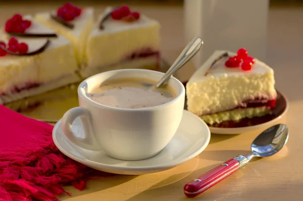 Kaffee und Käsekuchen mit roten Johannisbeeren — Stockfoto