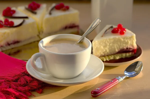 Kaffee und Käsekuchen mit roten Johannisbeeren — Stockfoto