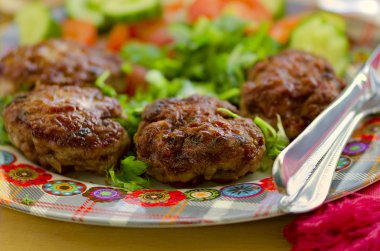 Kuzu ve dana pirzola taze sebze salatası ile