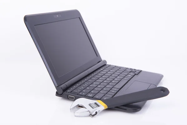 Siyah laptop bir İngiliz anahtarı ile