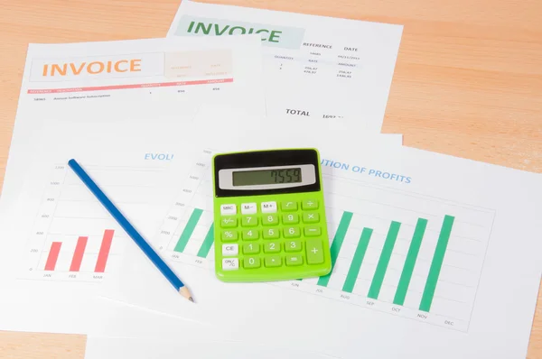Invoices dengan kalkulator — Stok Foto