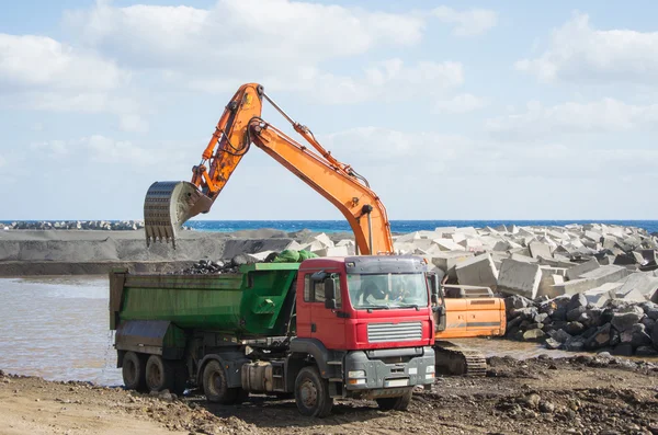 Escavatore che carica un camion — Foto Stock