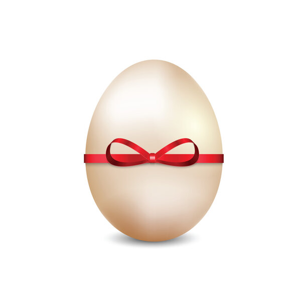 Пасхальное яйцо с красной лентой на белом фоне
