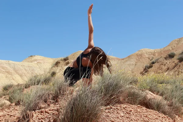 Yoga en el desierto —  Fotos de Stock