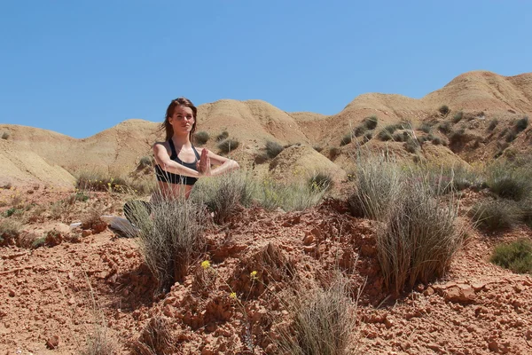 Yoga en el desierto —  Fotos de Stock