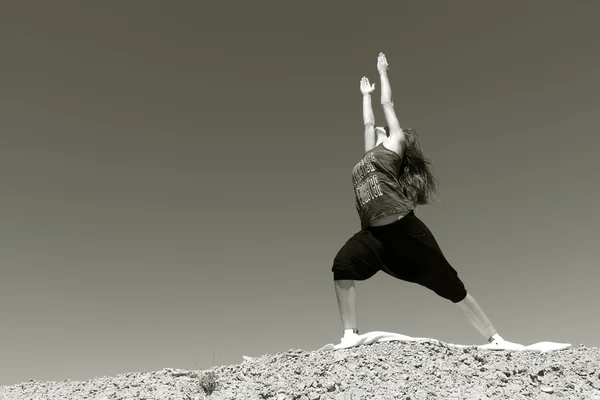 Yoga i öknen — Stockfoto