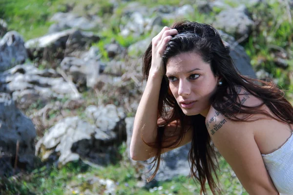 Chica en la montaña — Foto de Stock