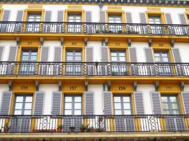 Bir evin ön cephesi