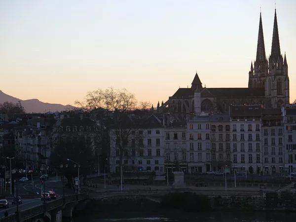 Forntida churh i liten stad — Stockfoto