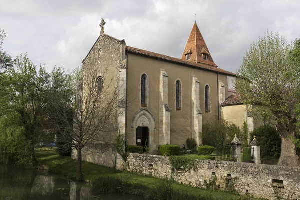 Forntida churh i liten stad — Stockfoto