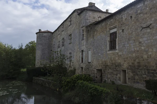 Oude churh in kleine stad — Stockfoto