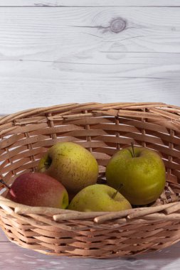 Beyaz bir masada yeşil elmalar