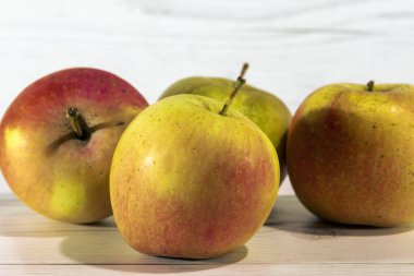 Beyaz bir masada yeşil elmalar