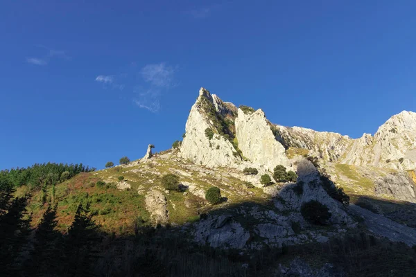 Bask Ülkesindeki Kayalık Dağların Manzarası — Stok fotoğraf