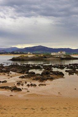 Santander şehrindeki kayalık plaj.