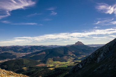 Bask ülkesindeki kayalık dağların manzarası