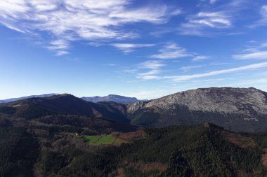 Bask ülkesindeki kayalık dağların manzarası