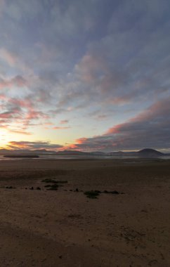 Gün batımında kumsal manzarası